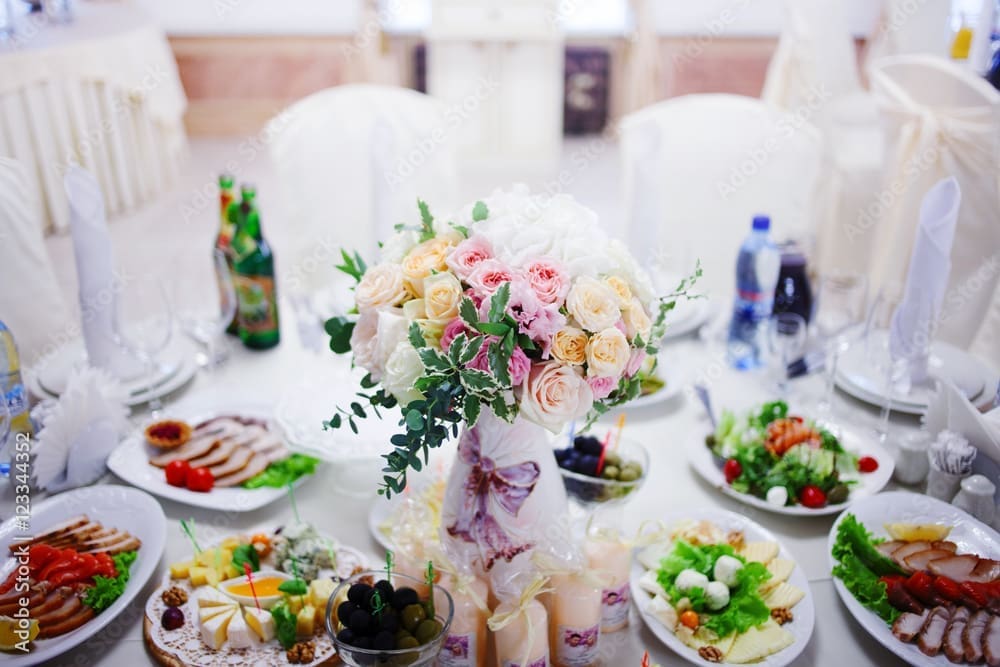 Serving wedding table flowers. Design Bureau for newlyweds.